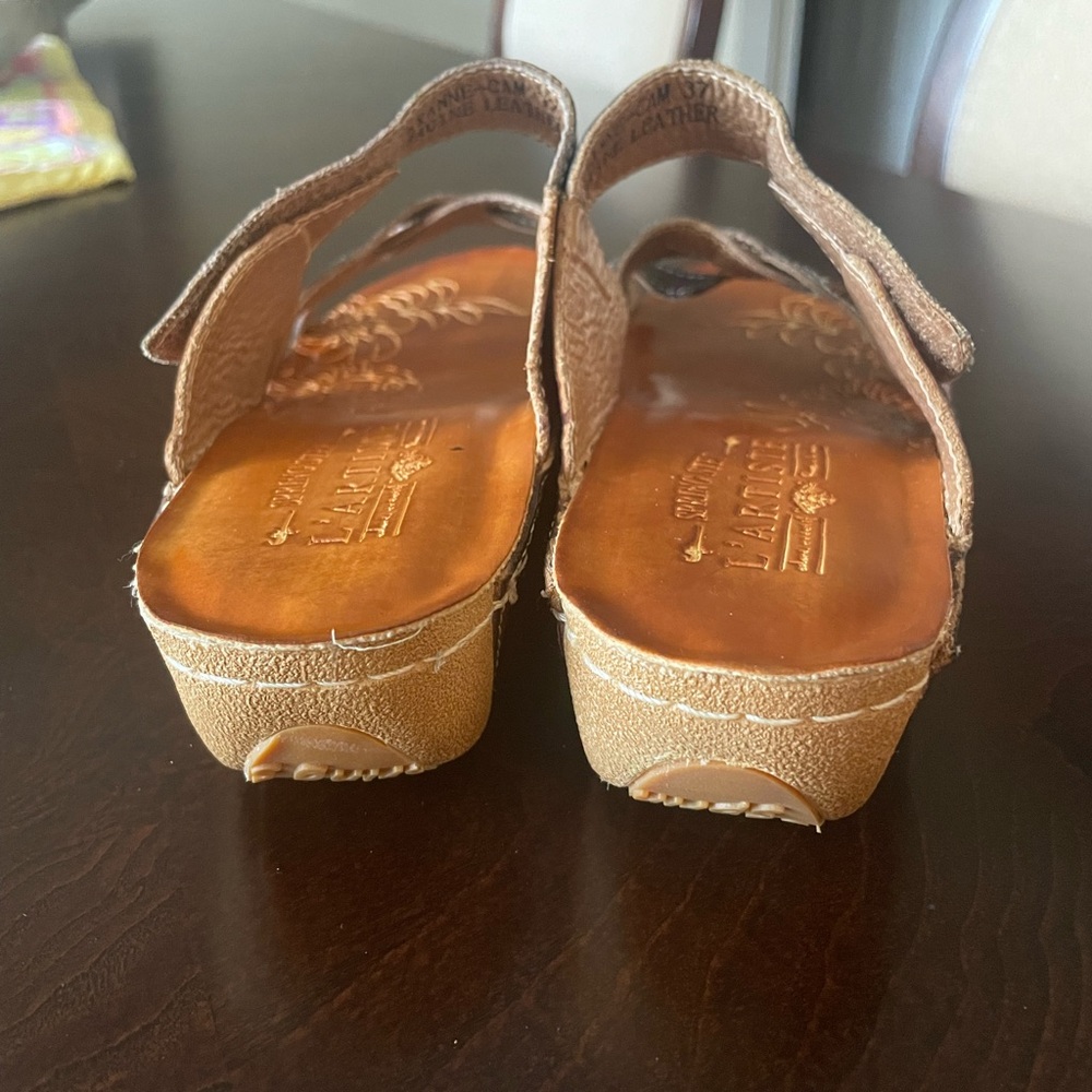 L'ATISTE Brown and Black Sandals with Decorative Straps - Picture 4 of 4
